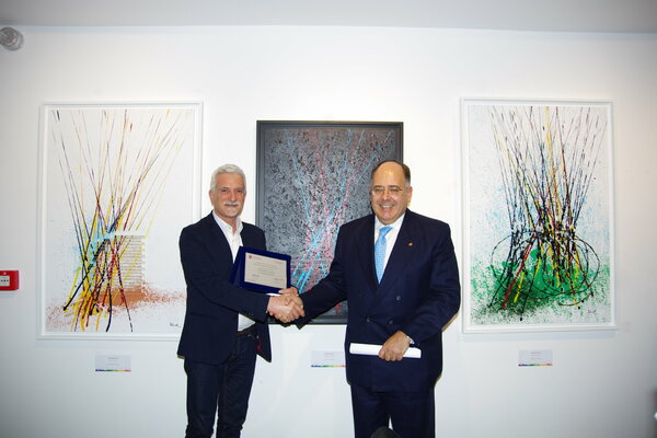 Stefano Di Loreto in the Studio: L'artista è vincitore del "Primo premio sezione pittura" del concorso "Integrarte" bandito dalla Fondazione Sapienza dell'Università Sapienza di Roma, riceve il premio dal Magnifico Rettore dell'Università (2016)