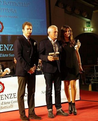Stefano Di Loreto in the Studio: L'artista è vincitore del "Primo premio sezione pittura" del concorso "Arte Firenze 2016 - Premio Internazionale d'Arte Sandro Botticelli", riceve il premio dal Curatore della Biennale di Venezia Daniele Radini Tedeschi (2016)