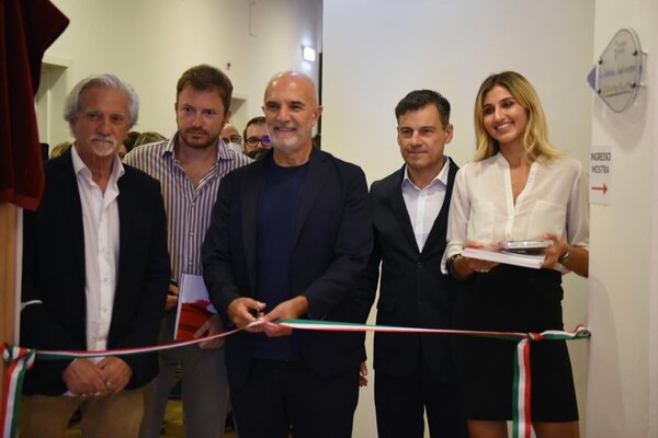 Stefano Di Loreto in the Studio: Taglio del nastro per l'apertura della mostra personale "L'Asse Interiore, la Bellezza" da parte del Sindaco di Pescara Carlo Masci, con il curatore Federico Caloi e il relatore Daniele Radini Tedeschi