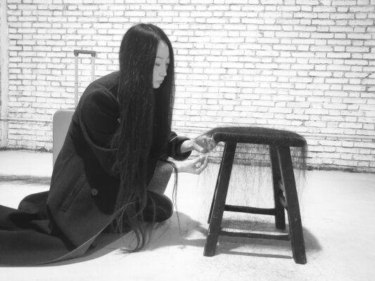 Kaixuan Feng in the Studio: En train de travailler sur une oeuvre d'installation dans mon atelier à Tianjin en Chine pour une exposition au Musée TAFA en 2022