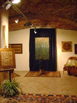 Antonio Presti in the Studio: Un bambino ammira un mio altorilievo "Bosco d'acciao" presso la Galleria FAS di Cuneo durante l'inaugurazione di una mia mostra personale.