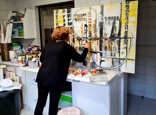Estela Del Valle Mañez in the Studio: Desde su Atelier la Pintora Estela Del Valle, en pleno proceso de pintua, trabajando una hermosa  pintura abstracta de gran formato,  VENDIDA______