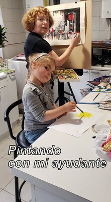 Estela Del Valle Mañez in the Studio: Pintando trabajando sobre "PAPEL AMATE"