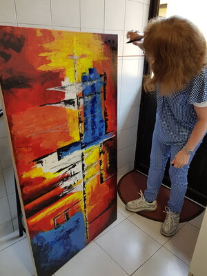Estela Del Valle Mañez in the Studio: "VELAS ABSTRACTAS en TALCA",  Pintura con una fuerte Paleta de color, la pintora FIRMANDO  y FINALIZANDO  la Obra
