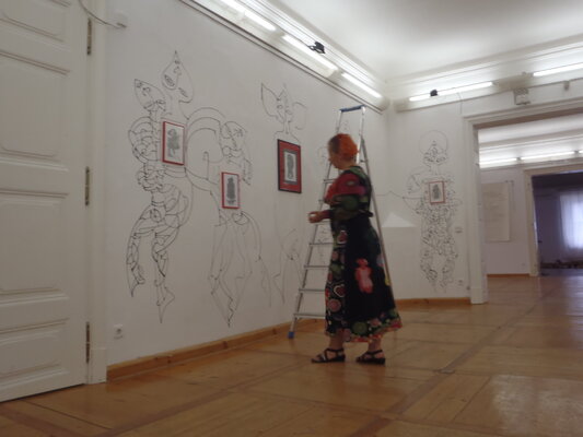 Ira Repey in the Studio: Wandmalerei in der Berchtoldvilla, Salzburg