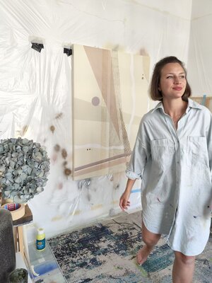 Franziska Raffaël in the Studio: Studio scene