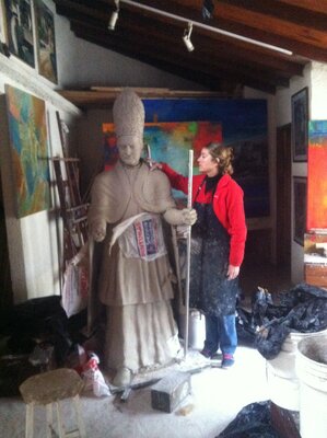 martha escondeur in the Studio: Este rincón del taller es donde se dan las mejores charlas de arte. En esos sofás,salpicados de pintura, han pasado artistas, amigos, clientes y personas maravillosas