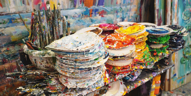 Peter Nottrott in the Studio: Pinsel und angemischte Farben: alles bereit zum Malen