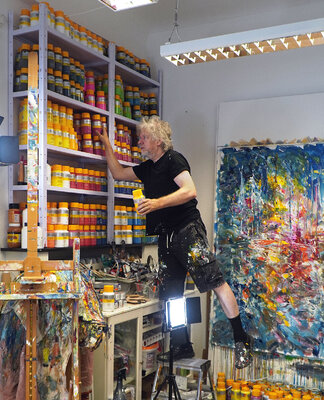 Peter Nottrott in the Studio: Mein Regal mit Acrylfarben in meinem Ateliert