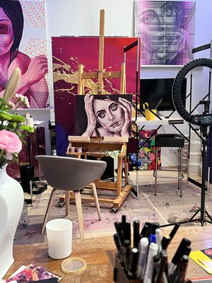 Karin Doering in the Studio: Kunst entsteht nicht im perfekten Moment. Sondern mitten im Prozess.