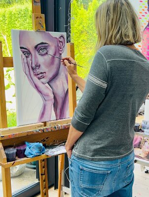 Karin Doering in the Studio: Karin Döring bei der Arbeit an einem Portrait der Serie CRUCIFIED OR JUST BLOCKED.