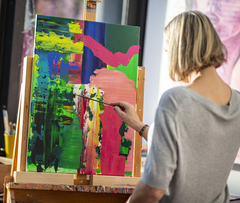 Karin Doering in the Studio: Karin Döring bei der Arbeit an der Serie IM:PULS