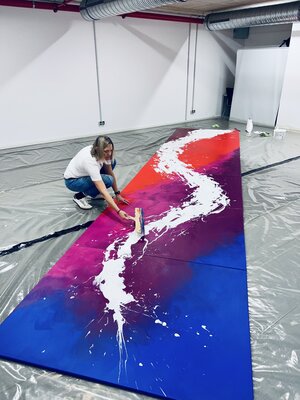 Karin Doering in the Studio: Karin Döring bei der Arbeit an einer Kunstinstallation.