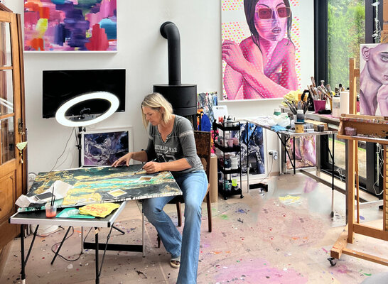 Karin Doering in the Studio: Karin Döring bei der Arbeit an einer LICHTGESTALT im Atelier.