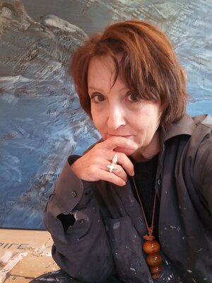 Odile CARITEAU in the Studio: Dans l'atelier en 2022. En arrière plan, le tableau figurant sur la vidéo