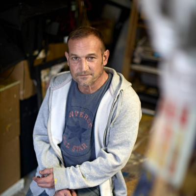 Christian Büffel in the Studio: Christian Büffel sitzend im Atelier