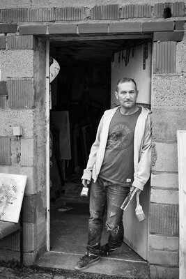 Christian Büffel in the Studio: Christian Büffel vor seinem Atelier