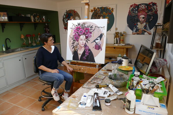 Nathalie Roure in the Studio: Nathalie Travaillant sur une Oiselleuse