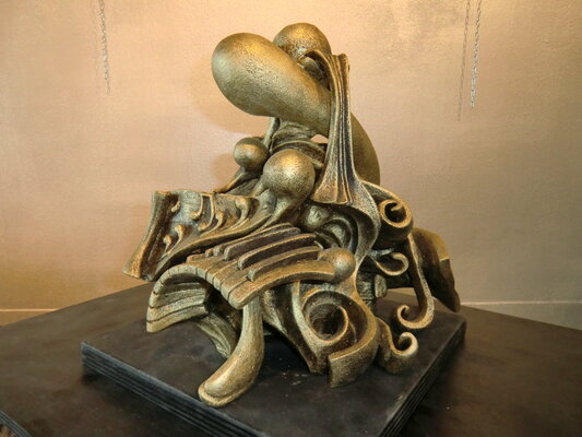 Giovanni Tomaselli in the Studio: "Ad libitum" ceramica patina a bronzo
