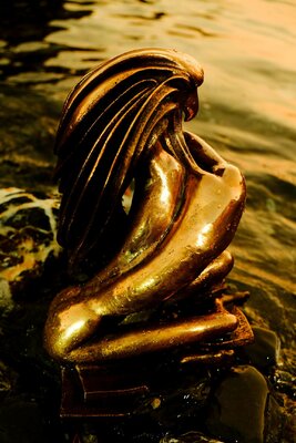 Giovanni Tomaselli in the Studio: "Sublimazione"  bronzo fusione a cera persa