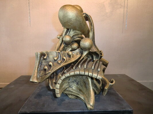 Giovanni Tomaselli in the Studio: "Ad libitum" ceramica patina a bronzo