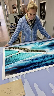 Florence Autelin in the Studio: En direct du laboratoire photos pro pour finaliser l'impression d'une commande prête à partir à l'encadrement pour un collectionneur au Japon