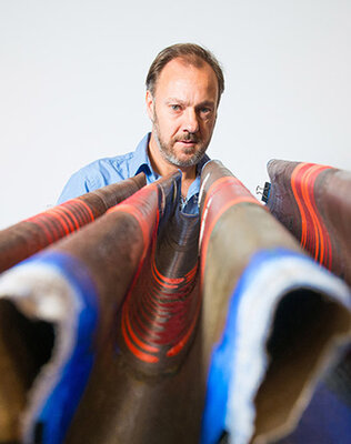 Malcolm Koch in the Studio: Observing the paint flow by tracing along the canvas shape