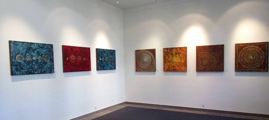 Jörg "Yogi" Schäfer in the Studio: Hängung in der Ausstellung "Neue Impulse" - Museum Gelnhausen - Sept. -  Okt. 2021 - Bilder ddie im Rahmen des Stipendiums entstanden.