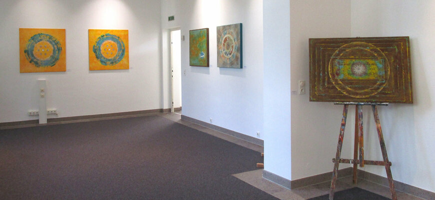 Jörg "Yogi" Schäfer in the Studio: Hängung in der Ausstellung "Neue Impulse" - Museum Gelnhausen - Sept. -  Okt. 2021 - Bilder ddie im Rahmen des Stipendiums entstanden.
