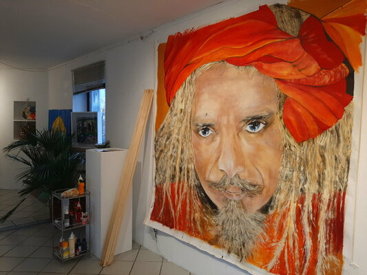 Dagmar Ridky in the Studio: Atelier Dagmar Ridky, Gemälde von einem indischen Asketen 200 x 200cm vor der Rahmung/2021