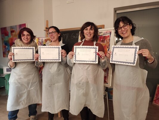Carla Pistola in the Studio: il momento degli attestati per aver concluso il corso di pittura intuitiva che tengo nel mio studio