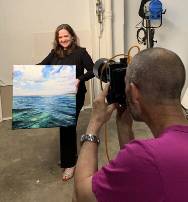 Sandra Gebhardt-Höpfner in the Studio: In the studio with a sold painting with my prominent photographer friend Enver Hirsch.