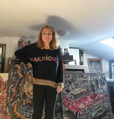 Moira McAinsh im Studio: Here I am in my artist's studio in front of some of my artworks