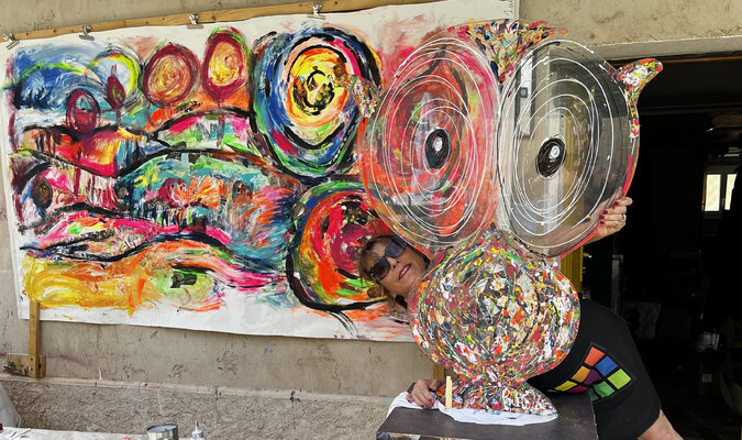 PatMoli in the Studio: PatMoli debout avec son corail 80 et flamand 40 cm