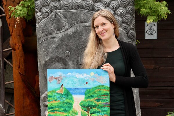 Amelie Monira Egenolf in the Studio: In Bambuswald outside my gallery