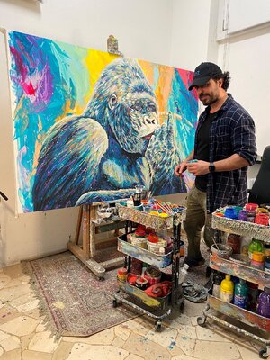 Hani Badawi Leo in the Studio: Big XXL Artwork Gorilla and hummingbird