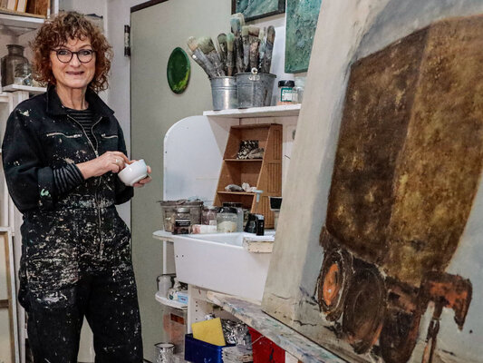 Petra Knauer in the Studio: Ich stelle gerne individuelle Farbnuancen mit hochwertigen Pigmenten her. - I like to make individual color nuances with high-quality pigments.