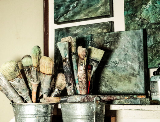 Petra Knauer in the Studio: Meine Pinsel erzählen Geschichten von meiner Arbeit.   - My brushes tell stories of my work.