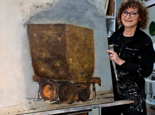 Petra Knauer in the Studio: Die Schließung der letzten Zeche im Ruhrgebiet hat mich dazu inspiriert, diese Lore zu malen. -- The closure of the last colliery in the Ruhr area inspired me to paint this lorry.