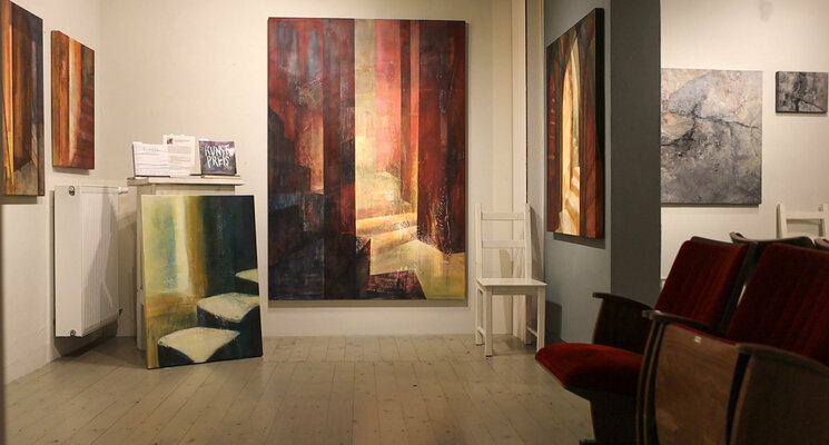 Peter Knauer in the Studio: Wir sitzen oft dort auf den alten Kinostühlen und sprechen über unsere Bilder. - We often sit there on the old cinema chairs and talk about our artworks.