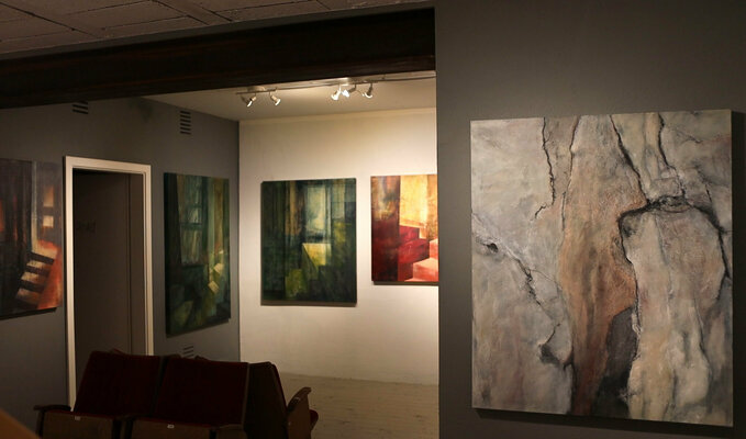 Peter Knauer in the Studio: Ich stelle in der linken Hälfte aus, meine Frau Petra Knauer in der rechten. - I exhibit in the left half, my wife Petra Knauer in the right .