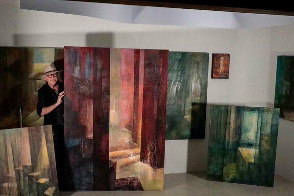 Peter Knauer in the Studio: Die Zusammenstellung einer neuen Ausstellung ist immer sehr spannend. - The compilation of a new exhibition is always very exciting.