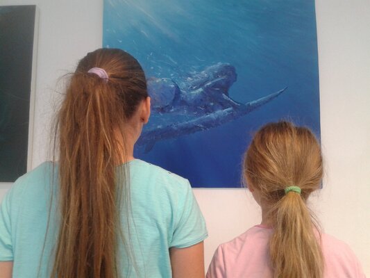 Alessandro Piras in the Studio: Two little children enchanted by the blue.
