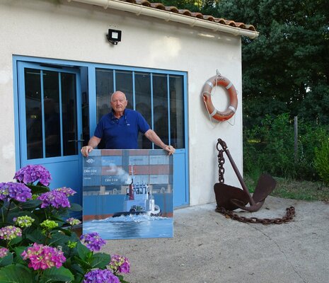 Jean-Claude Pallier in the Studio: Jean-Claude Pallier, devant son atelier de St Brevin les pins, en Bretagne sud, avec une de ses dernieres oeuvres, un remorqueur sur le tribord d'un porte-container