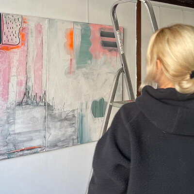 Karen und Simone Lehmann in the Studio: Aufbau Ausstellung "livinglab" in der Essigfabrik