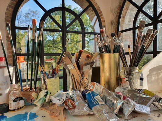 Bianca Lever in the Studio: Bouquets of brushes...