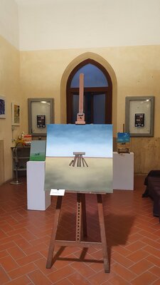 Elisa Spagnoli in the Studio: Interno mostra , L'opera in primo piano è Sostenere il pensiero ,