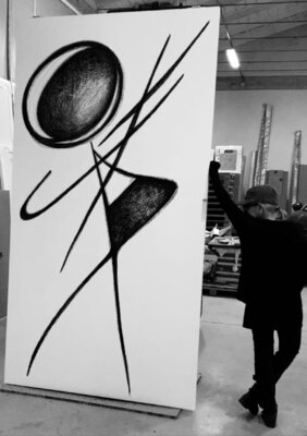 Alessandra Zini in the Studio: In pausa durante la lavorazione di un lato di una porta scorrevole