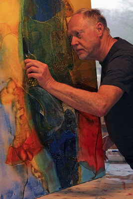 Klaus Angeli in the Studio: Klaus Angeli ist ein autodidaktischer Künstler aus Mönchengladbach. Seit 2014 malt er überwiegend abstrakt sehr farbig mit Acrylfarben. Er wurde 1956 in Mecklenburg geboren und wuchs später in Westdeutschland am Niederrhein auf. Seine berufliche Ausb