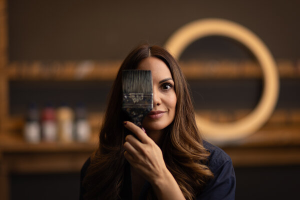 Anna Maier in the Studio: Anna Maier's Kunst setzt sich mit dem vielschichtigen Leben auseinander. Zürich, Schweiz